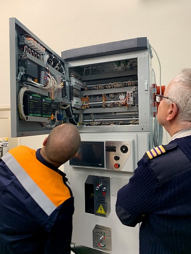 Учебно-методический комплекс для подготовки специалистов машинного отделения по эксплуатации и техническому обслуживанию силовых систем с напряжением выше 1 000 вольт.